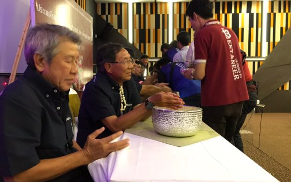 พิธีรดน้ำดำหัวอาจารย์อาวุโสและรุ่นพี่นายช่าง (ภาคตะวันออก)