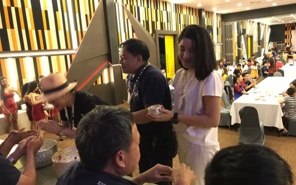 พิธีรดน้ำดำหัวอาจารย์อาวุโสและรุ่นพี่นายช่าง (ภาคตะวันออก)