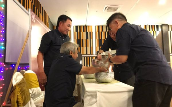 พิธีรดน้ำดำหัวอาจารย์อาวุโสและรุ่นพี่นายช่าง (ภาคตะวันออก)