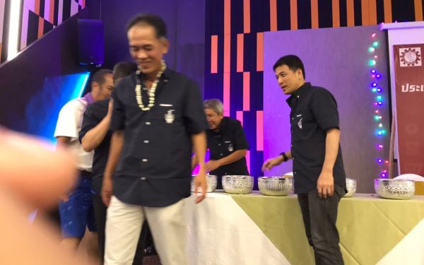 พิธีรดน้ำดำหัวอาจารย์อาวุโสและรุ่นพี่นายช่าง (ภาคตะวันออก)