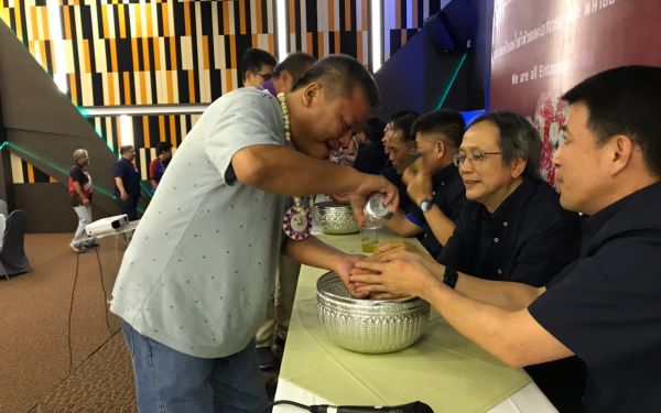 พิธีรดน้ำดำหัวอาจารย์อาวุโสและรุ่นพี่นายช่าง (ภาคตะวันออก)