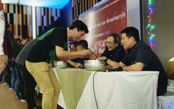 พิธีรดน้ำดำหัวอาจารย์อาวุโสและรุ่นพี่นายช่าง (ภาคตะวันออก)