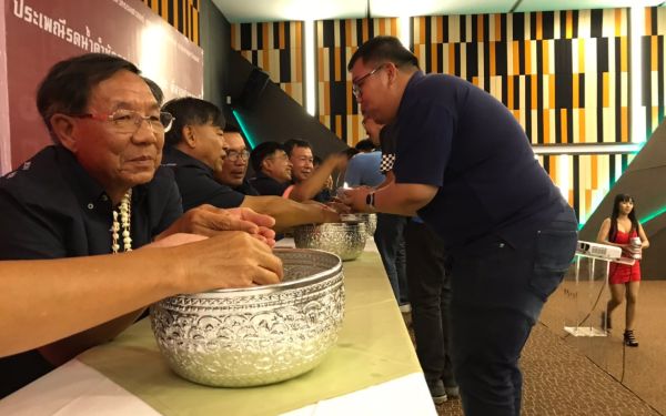 พิธีรดน้ำดำหัวอาจารย์อาวุโสและรุ่นพี่นายช่าง (ภาคตะวันออก)