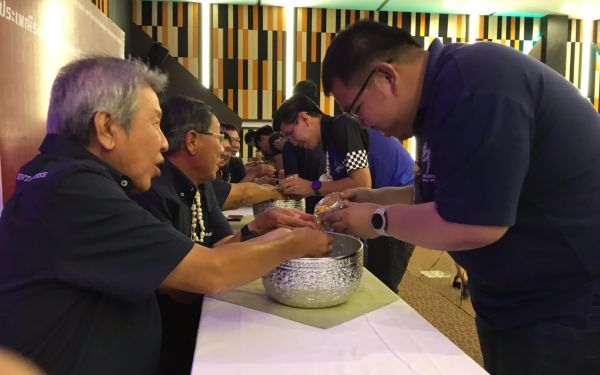 พิธีรดน้ำดำหัวอาจารย์อาวุโสและรุ่นพี่นายช่าง (ภาคตะวันออก)