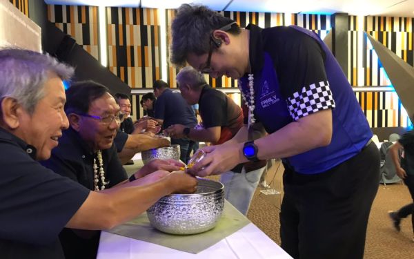 พิธีรดน้ำดำหัวอาจารย์อาวุโสและรุ่นพี่นายช่าง (ภาคตะวันออก)