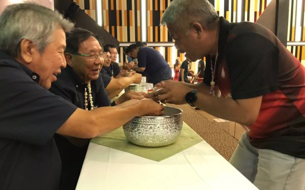 พิธีรดน้ำดำหัวอาจารย์อาวุโสและรุ่นพี่นายช่าง (ภาคตะวันออก)