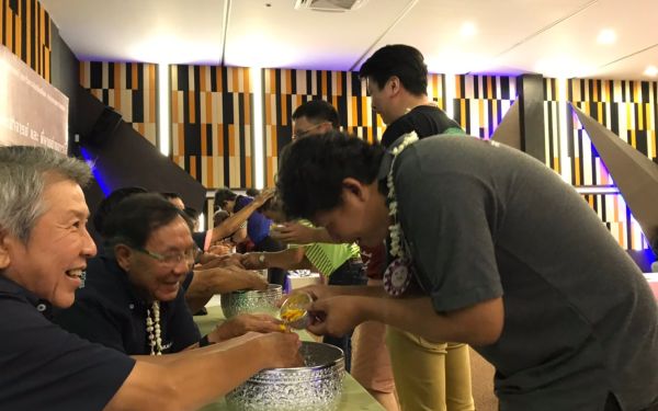 พิธีรดน้ำดำหัวอาจารย์อาวุโสและรุ่นพี่นายช่าง (ภาคตะวันออก)