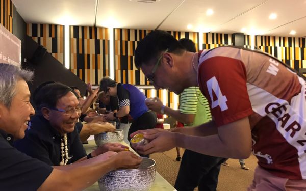 พิธีรดน้ำดำหัวอาจารย์อาวุโสและรุ่นพี่นายช่าง (ภาคตะวันออก)