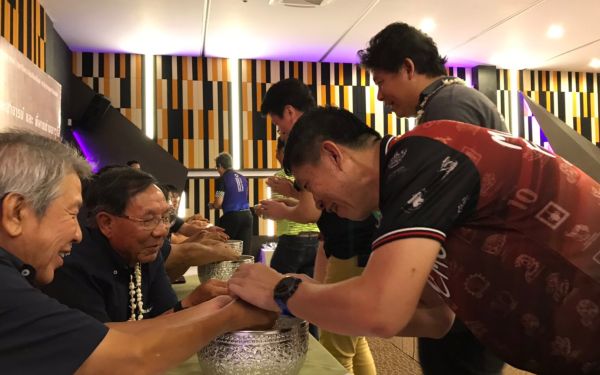 พิธีรดน้ำดำหัวอาจารย์อาวุโสและรุ่นพี่นายช่าง (ภาคตะวันออก)