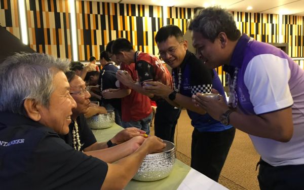 พิธีรดน้ำดำหัวอาจารย์อาวุโสและรุ่นพี่นายช่าง (ภาคตะวันออก)