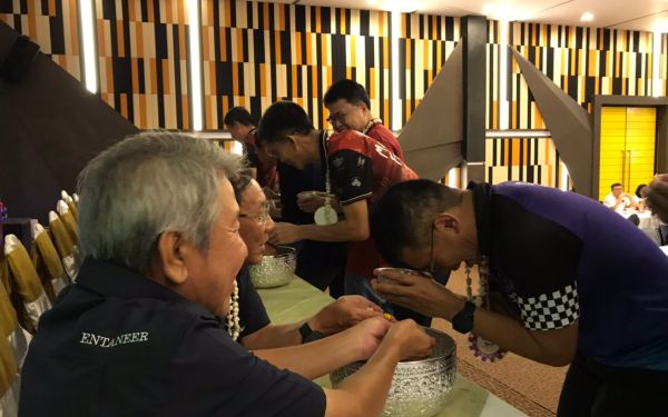 พิธีรดน้ำดำหัวอาจารย์อาวุโสและรุ่นพี่นายช่าง (ภาคตะวันออก)