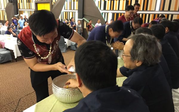 พิธีรดน้ำดำหัวอาจารย์อาวุโสและรุ่นพี่นายช่าง (ภาคตะวันออก)