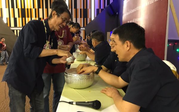 พิธีรดน้ำดำหัวอาจารย์อาวุโสและรุ่นพี่นายช่าง (ภาคตะวันออก)