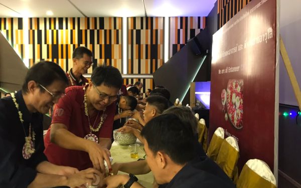 พิธีรดน้ำดำหัวอาจารย์อาวุโสและรุ่นพี่นายช่าง (ภาคตะวันออก)