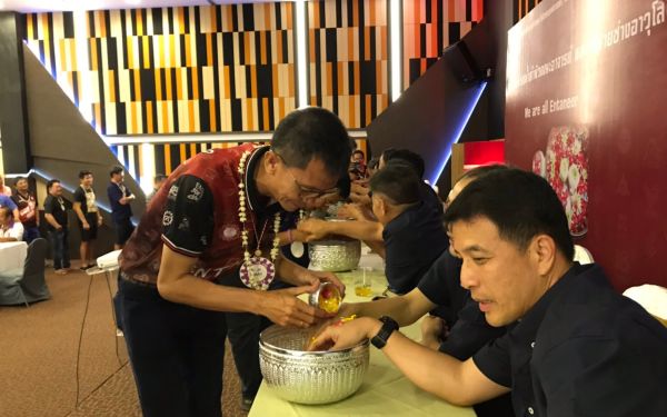 พิธีรดน้ำดำหัวอาจารย์อาวุโสและรุ่นพี่นายช่าง (ภาคตะวันออก)