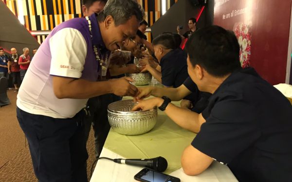 พิธีรดน้ำดำหัวอาจารย์อาวุโสและรุ่นพี่นายช่าง (ภาคตะวันออก)