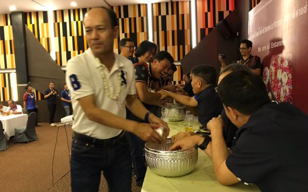 พิธีรดน้ำดำหัวอาจารย์อาวุโสและรุ่นพี่นายช่าง (ภาคตะวันออก)