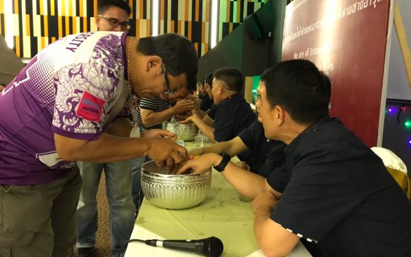 พิธีรดน้ำดำหัวอาจารย์อาวุโสและรุ่นพี่นายช่าง (ภาคตะวันออก)