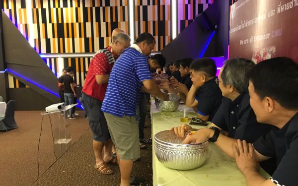 พิธีรดน้ำดำหัวอาจารย์อาวุโสและรุ่นพี่นายช่าง (ภาคตะวันออก)