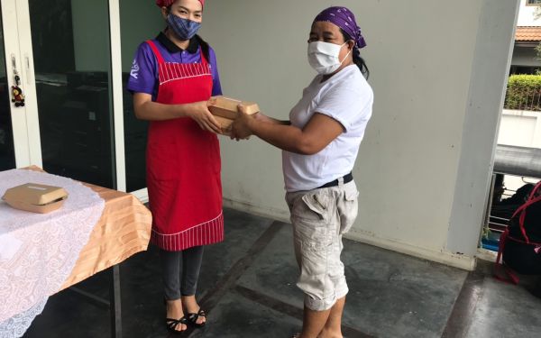 (15-04-63) แจกข้าวกล่องให้กับผู้ประสบภัยโควิด-19_(1)