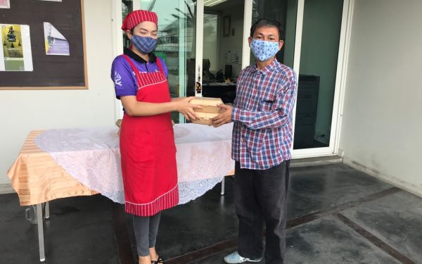 (15-04-63) แจกข้าวกล่องให้กับผู้ประสบภัยโควิด-19_(1)