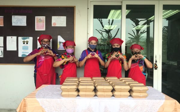 (15-04-63) แจกข้าวกล่องให้กับผู้ประสบภัยโควิด-19_(1)