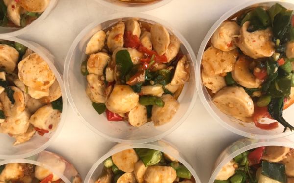 (15-04-63) แจกข้าวกล่องให้กับผู้ประสบภัยโควิด-19_(1)