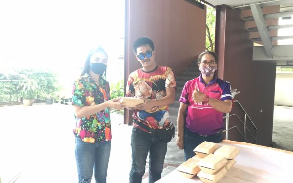 (15-04-63) แจกข้าวกล่องให้กับผู้ประสบภัยโควิด-19_(1)