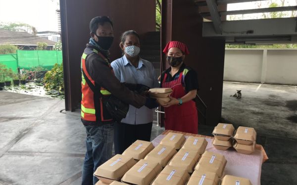 (15-04-63) แจกข้าวกล่องให้กับผู้ประสบภัยโควิด-19_(1)