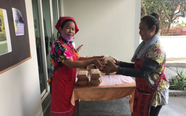 (15-04-63) แจกข้าวกล่องให้กับผู้ประสบภัยโควิด-19_(1)