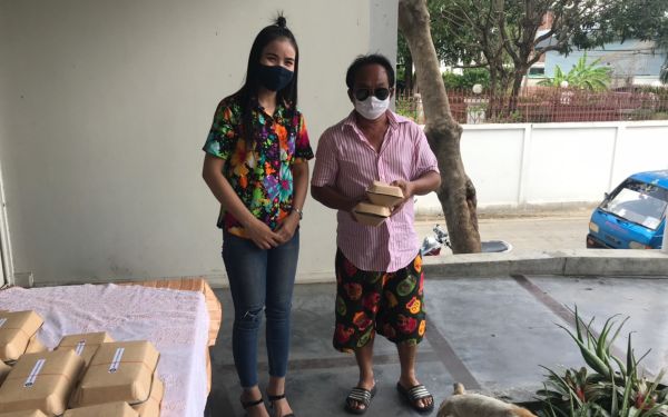 (15-04-63) แจกข้าวกล่องให้กับผู้ประสบภัยโควิด-19_(1)