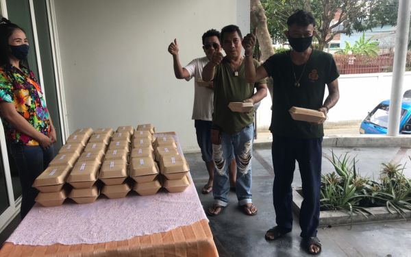 (15-04-63) แจกข้าวกล่องให้กับผู้ประสบภัยโควิด-19_(1)