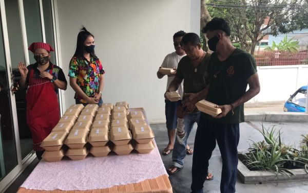 (15-04-63) แจกข้าวกล่องให้กับผู้ประสบภัยโควิด-19_(1)