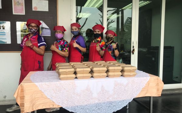 (15-04-63) แจกข้าวกล่องให้กับผู้ประสบภัยโควิด-19_(1)