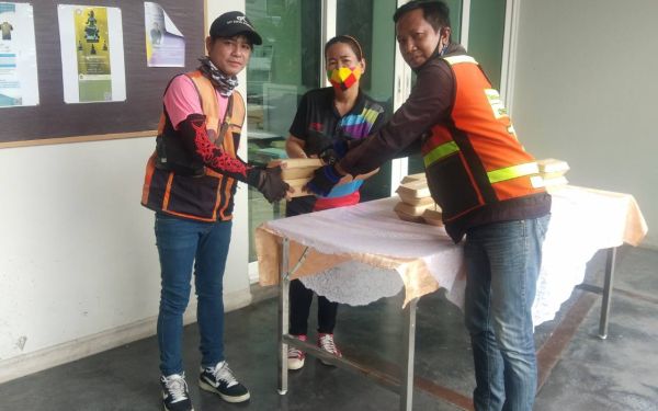 (16-04-63) แจกข้าวกล่องให้กับผู้ประสบภัยโควิด-19_(2)