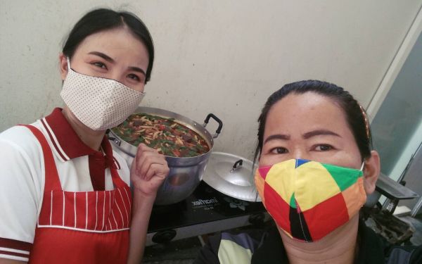 (16-04-63) แจกข้าวกล่องให้กับผู้ประสบภัยโควิด-19_(2)