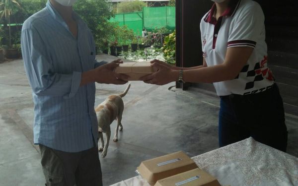 (16-04-63) แจกข้าวกล่องให้กับผู้ประสบภัยโควิด-19_(2)