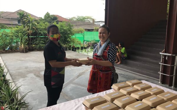 (16-04-63) แจกข้าวกล่องให้กับผู้ประสบภัยโควิด-19_(2)