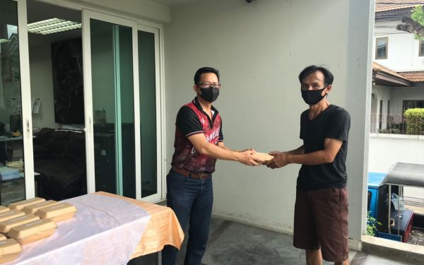 (16-04-63) แจกข้าวกล่องให้กับผู้ประสบภัยโควิด-19_(2)