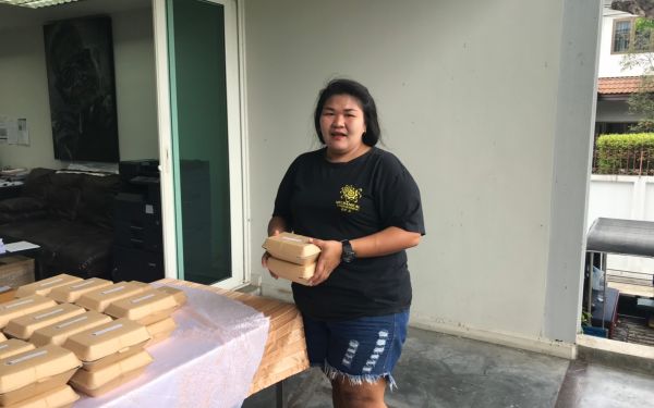 (16-04-63) แจกข้าวกล่องให้กับผู้ประสบภัยโควิด-19_(2)