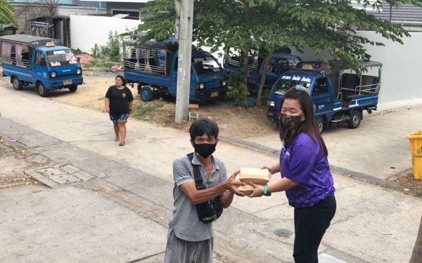 (16-04-63) แจกข้าวกล่องให้กับผู้ประสบภัยโควิด-19_(2)