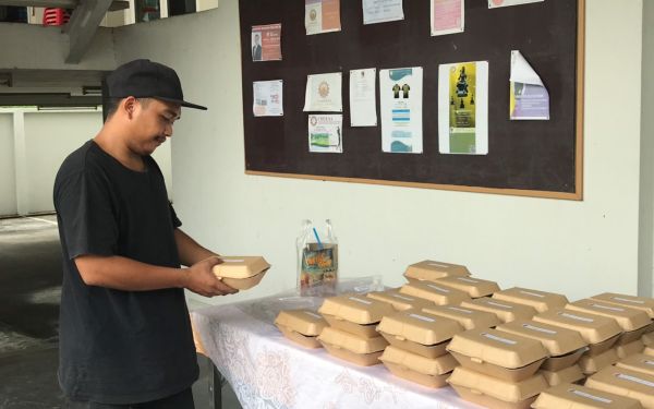 (16-04-63) แจกข้าวกล่องให้กับผู้ประสบภัยโควิด-19_(2)