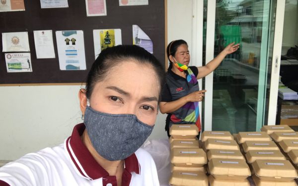 (16-04-63) แจกข้าวกล่องให้กับผู้ประสบภัยโควิด-19_(2)