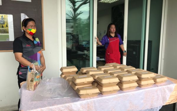 (16-04-63) แจกข้าวกล่องให้กับผู้ประสบภัยโควิด-19_(2)