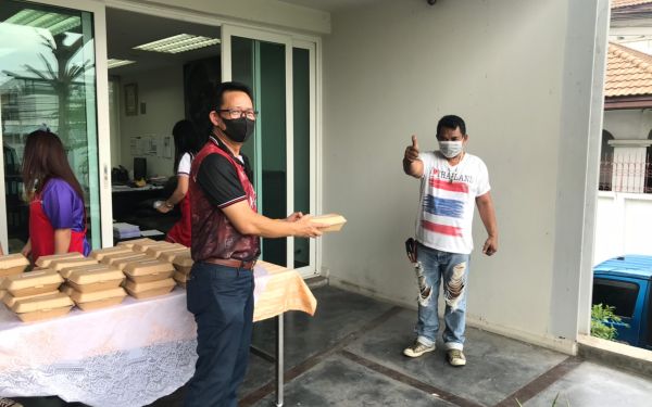 (16-04-63) แจกข้าวกล่องให้กับผู้ประสบภัยโควิด-19_(2)