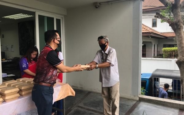 (16-04-63) แจกข้าวกล่องให้กับผู้ประสบภัยโควิด-19_(2)