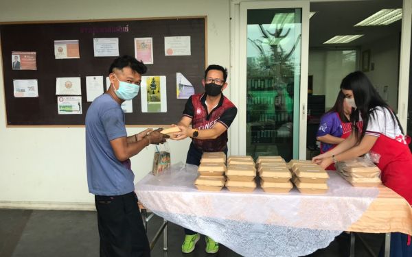 (16-04-63) แจกข้าวกล่องให้กับผู้ประสบภัยโควิด-19_(2)