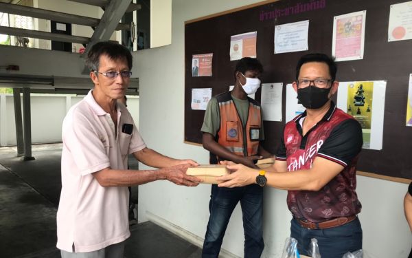 (16-04-63) แจกข้าวกล่องให้กับผู้ประสบภัยโควิด-19_(2)