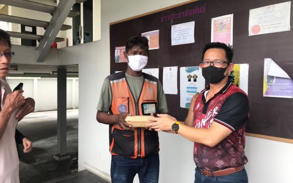 (16-04-63) แจกข้าวกล่องให้กับผู้ประสบภัยโควิด-19_(2)