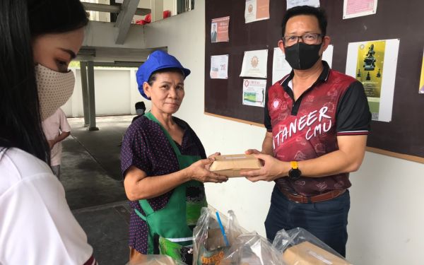 (16-04-63) แจกข้าวกล่องให้กับผู้ประสบภัยโควิด-19_(2)